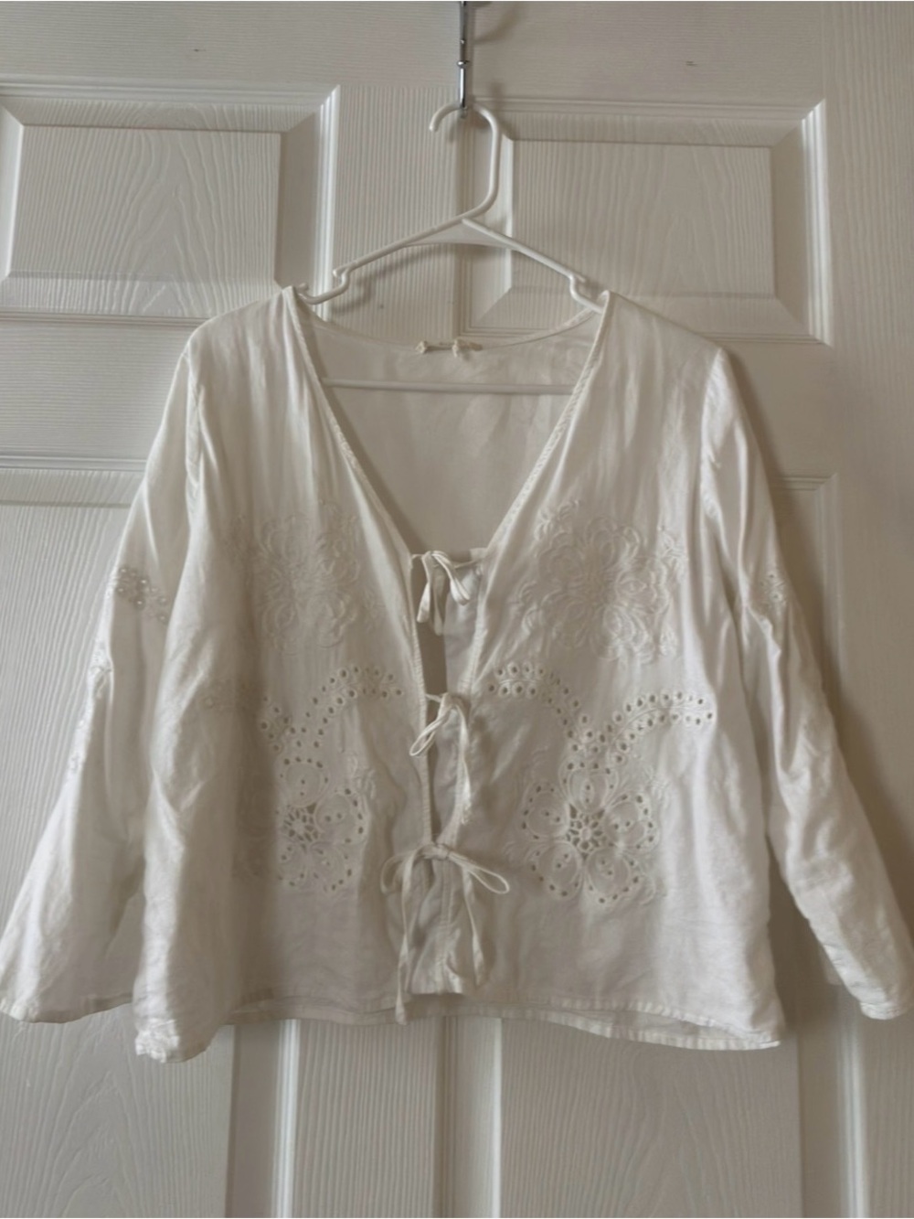 Christian Siriano White Eyelet Tie-Front Tunic
In good condition